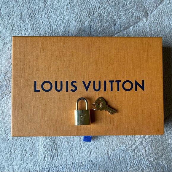 Louis Vuitton Lock & Keys #448 - Picture 4 of 9